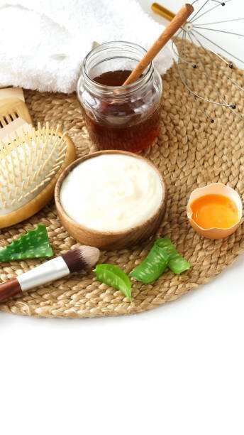 শুরু করুন প্রোটিন ট্রিটমেন্ট:  চুল মূলত প্রোটিন (কেরাটিন) দিয়ে তৈরি। হিট স্টাইলিংয়ে সেই প্রোটিন ক্ষতিগ্রস্ত হয়। চুলের হারানো শক্তি ফেরাতে প্রোটিন সমৃদ্ধ হেয়ার মাস্ক ব্যবহার করুন। ডিম একটি দারুণ প্রাকৃতিক প্রোটিন। ১টি ডিমের সাথে ২ চামচ দই ও ১ চামচ মধু মিশিয়ে মাস্ক তৈরি করে চুলে লাগান। ৩০ মিনিট পর শ্যাম্পু করে নিন।