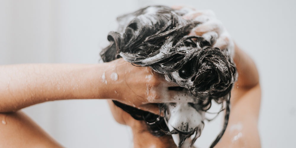 সঠিক শ্যাম্পু ও কন্ডিশনার ব্যবহার:  শ্যাম্পু করার জন্য সালফেট-মুক্ত এবং আর্দ্রতা-সমৃদ্ধ শ্যাম্পু ব্যবহার করুন। সালফেট চুলের প্রাকৃতিক তেল কেড়ে নিয়ে রুক্ষতা বাড়ায়। শ্যাম্পুর পর অবশ্যই কন্ডিশনার ব্যবহার করুন। কন্ডিশনার চুলের ডগায় লাগান, গোড়ায় নয়।