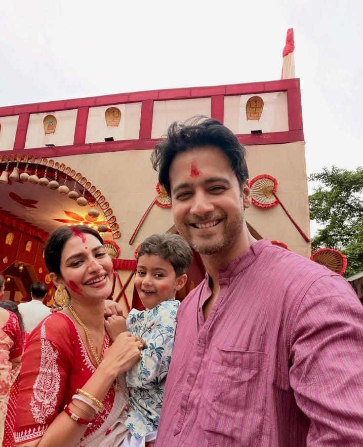 বরণ শেষে সিঁদুর মেখে নুসরত জাহান ও যশ দাশগুপ্ত। মাঝে মধ্যমণি ঈশান। 