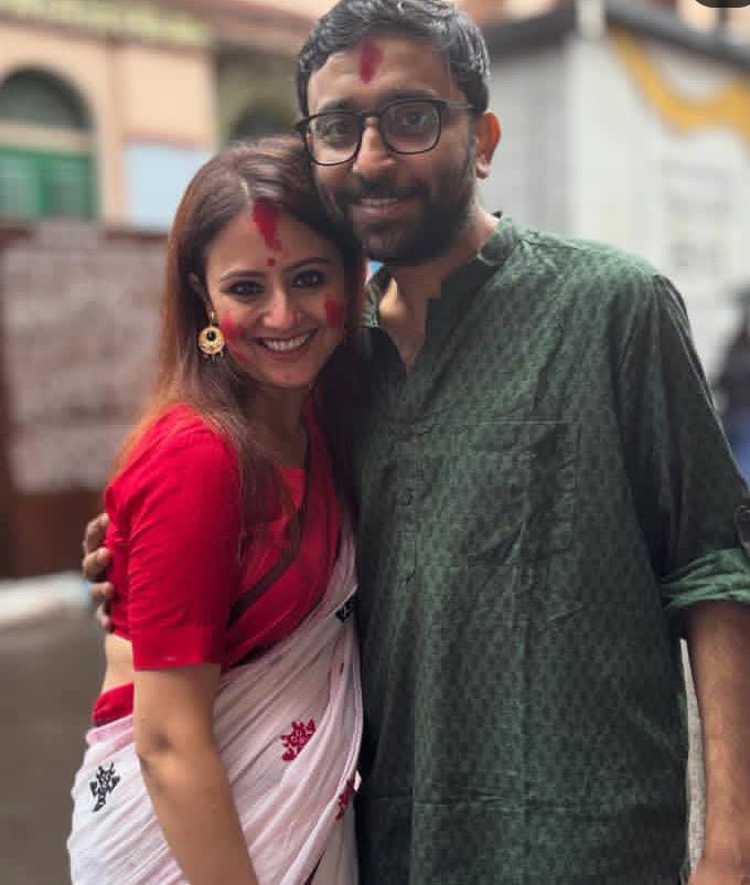  স্বামী অভিমন্যু মুখোপাধ্যায়ের সঙ্গে মানালি দে-এর আদুরে ফ্রেম। 