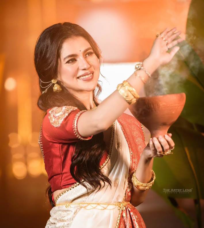 অন্য দিকে ধুনুচি নাচে মগ্ন পায়েল সরকার। বিজয়ার শুভেচ্ছা জানালেন অনুরাগীদের। 