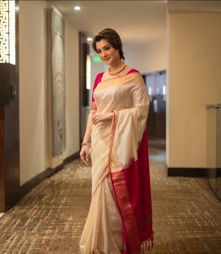 পরনে লাল পাড় ঘিয়ে রঙা শাড়ি। সঙ্গে ছিমছাম অলঙ্কার। পরিমিত সাজেই অপরূপা অর্পিতা চট্টোপাধ্যায়।  