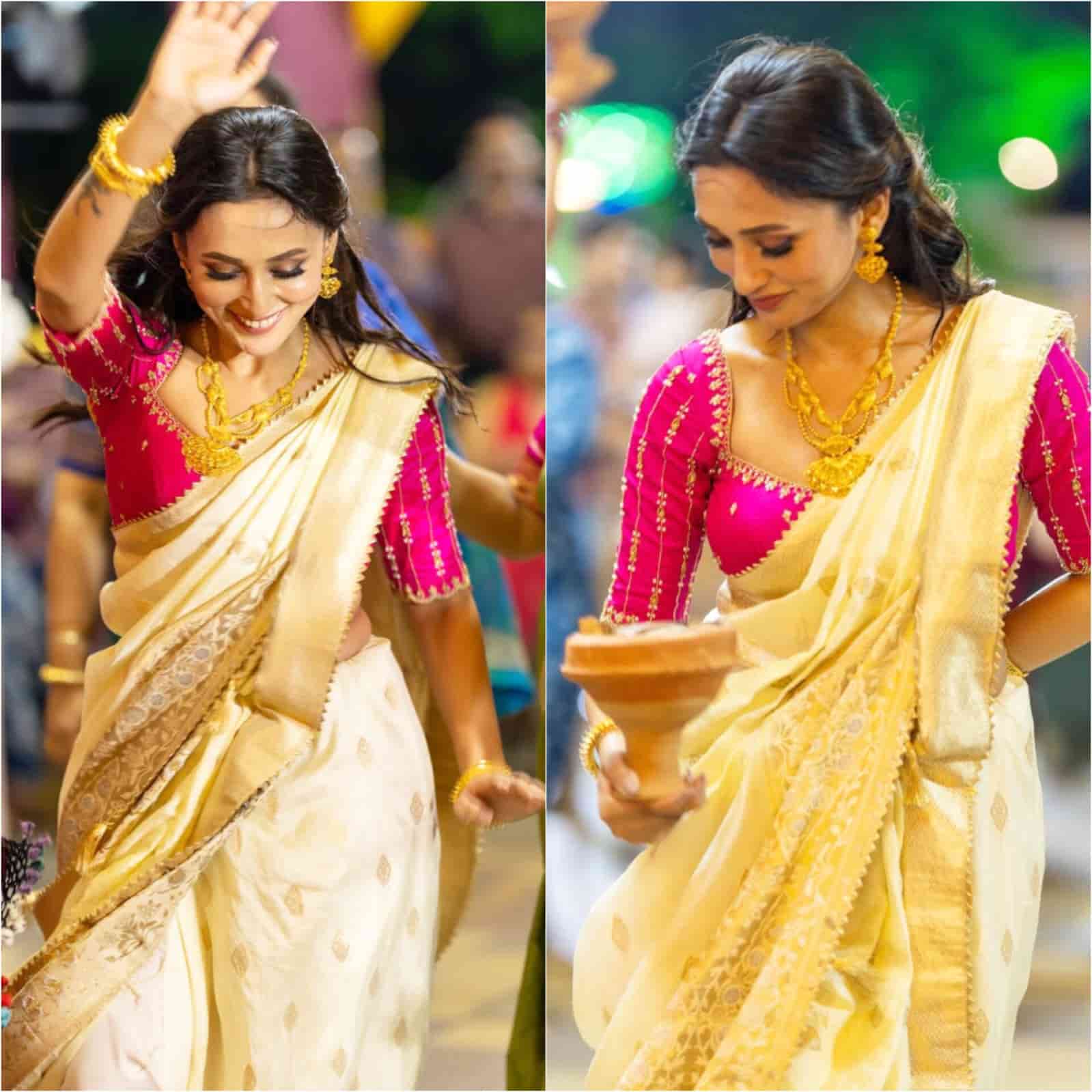  নিজের আবাসনের পুজোর প্রতিটা দিনই অন্য মেজাজে ধরা দিয়েছেন মিমি চক্রবর্তী। শেষ দিনের ধুনুচি নাচটা কী ভাবে বাদ দেওয়া যায়! 