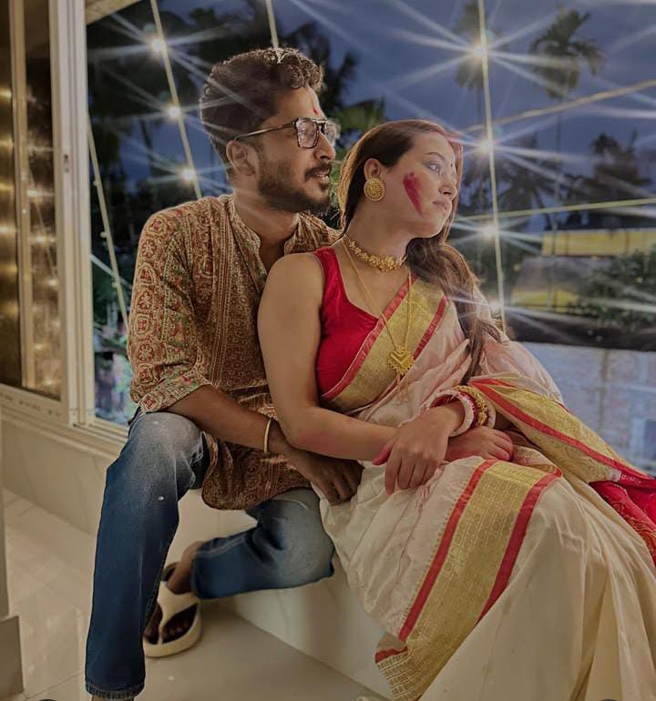  মা হওয়ার পর প্রথম পুজো। অবশ্য খুদে মীরা এখন অনেকটাই ছোট। পুজো শেষে স্বামী দীপঙ্কর রায়ের সঙ্গে একান্তে ধরা দিলেন নায়িকা। 