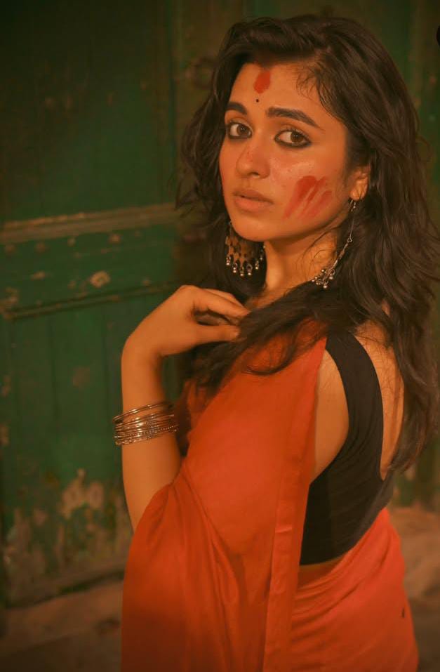  লাল শাড়িতে মোহময়ী শ্যামৌপ্তি মুদলি। 