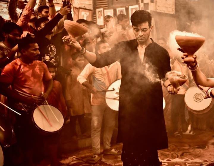  ফ্যাশনের নিরিখে কম যান না রণজয় বিষ্ণুও। কালো পাঞ্জাবিতে তারকার থেকে চোখ ফেরানো দায়। দেবী বরণ সারলেন। জমিয়ে নাচলেন ধুনুচি নিয়েও। 