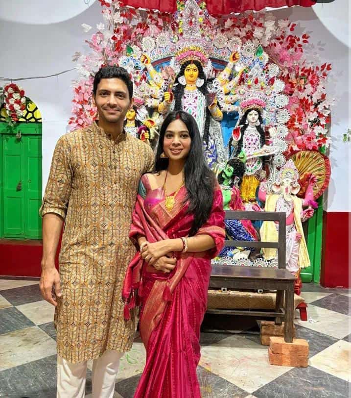 পাঞ্জাবিতে নজর কাড়া অর্জুন চক্রবর্তীও। স্ত্রী সৃজা চক্রবর্তীকে পাশে নিয়ে শুভেচ্ছা জানালেন বিজয়ার। 