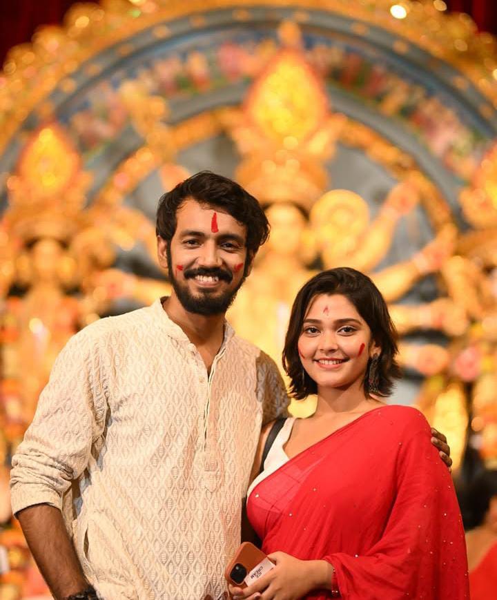 পরনে সাদা পাঞ্জাবি। ঠোঁটে এক গাল হাসি। পর্ণা চক্রবর্তীর সঙ্গে ফ্রেম ভাগ করে বিজয়ার শুভেচ্ছা অরুণাভ দে-এর। ( ‘আনন্দ উৎসব ২০২৫’-এর সাফল্যের নেপথ্যে রয়েছেন একাধিক সহযোগী। প্রেজ়েন্টিং পার্টনার ‘মারুতি সুজ়ুকি অ্যারেনা’। অন্যান্য সহযোগীরা হলেন ওয়েডিং পার্টনার ‘এবিপি ওয়ানস্টপ ওয়েডিং’, ফ্যাশন পার্টনার ‘কসমো বাজ়ার’, নলেজ পার্টনার ‘টেকনো ইন্ডিয়া ইউনিভার্সিটি’, ব্যাঙ্কিং পার্টনার ‘ইউনিয়ন ব্যাঙ্ক অফ ইন্ডিয়া’, কমফোর্ট পার্টনার ‘কার্লন’)। (এই প্রতিবেদনটি ‘আনন্দ উৎসব’ ফিচারের একটি অংশ)।  