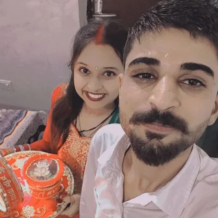 কোমলের সঙ্গে কুণালের এই বিয়ের ছবিই ডিলিট করার জন্য পরিবার চাপ দিচ্ছে বলে অভিযোগ।