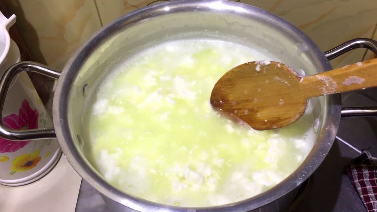 যদি বাজার থেকে ছানা কেনা না হয়ে থাকে, তা হলে প্রথমেই বাড়িতে ছানা তৈরি করে নিন। ১ লিটার দুধ ফুটিয়ে তাতে ২ চামচ ভিনিগার বা লেবুর রস মিশিয়ে ছানা কাটান। ছানা একটি পরিষ্কার কাপড়ে বেঁধে ভাল করে জল ঝরিয়ে নিন। তা যেন শুকনো এবং ঝুরঝুরে হয়।