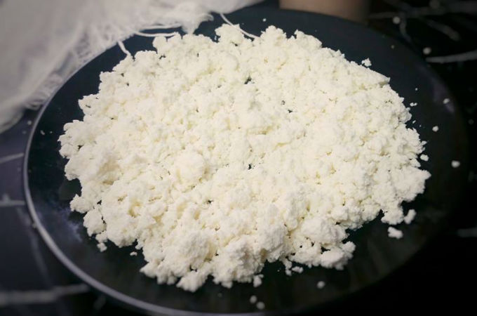 এর পরে জল ঝরানো ছানা একটি পাত্রে নিন। তাকে হাতের তালু দিয়ে ভাল করে মেখে নিন, যত ক্ষণ না ছানা নরম ও মসৃণ হয়। এতে তার ছোট ছোট দানাগুলি পায়েসে মেশার পরে নরম থাকবে। ছানা মাখার পরে তা গুঁড়ো গুঁড়ো করে সরিয়ে রাখুন।