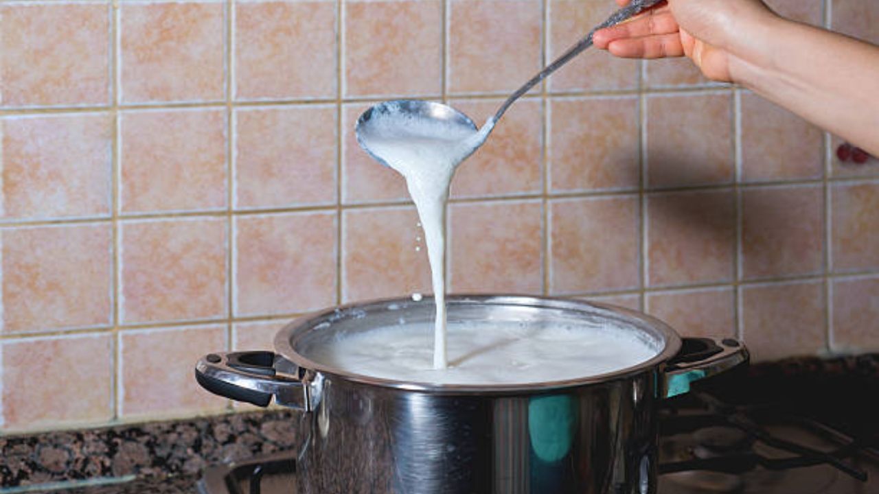 দুধের পরিমাণ কমে প্রায় এক-তৃতীয়াংশ বা অর্ধেকের সামান্য বেশি না হওয়া পর্যন্ত ঘন করুন। এতে পায়েসের আসল স্বাদ ও টেক্সচার আসবে। দুধ যখন ঘন হয়ে যাবে এবং তার উপরে হালকা সরের আস্তরণ পড়বে। তখন আঁচ কমিয়ে দিন।