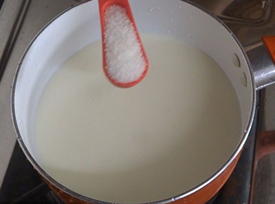 দুধ ঘন হয়ে এলে ১/২ কাপ চিনি বা আপনার স্বাদ মতো মিষ্টি যোগ করুন। চিনি পুরোপুরি গলে যাওয়া পর্যন্ত এবং মিশ্রণটি মিশে যাওয়া পর্যন্ত রান্না করুন। এই সময়ে গুঁড়ো দুধ ব্যবহার করতে চাইলে ২ চামচ গুঁড়ো দুধ সামান্য ঠান্ডা দুধে গুলে ঘন দুধে মিশিয়ে দিন।