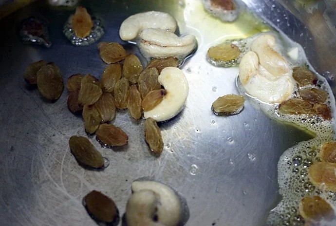 একটি ছোট প্যানে ১ চা চামচ ঘি গরম করে নিন। তাতে কাজু ও কিশমিশ দিয়ে হালকা সোনালি হওয়া পর্যন্ত ভেজে নিন। ভাজা হয়ে গেলে কাজু-কিশমিশ আলাদা করে তুলে রাখুন। এই ভাজা কাজু-কিশমিশ পায়েসে দারুণ সুগন্ধ ও স্বাদ যোগ করবে।