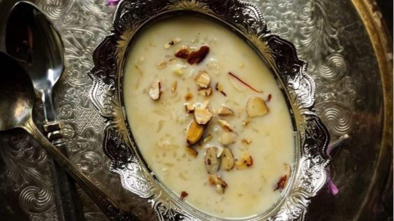 রান্না করা ছানার পায়েস ঘরের তাপমাত্রায় ঠান্ডা হতে দিন। এর পরে ২-৩ ঘণ্টা ফ্রিজে রেখে একেবারে ঠান্ডা করে নিন। এই ঠান্ডা ঠান্ডা ছানার পায়েস দিয়েই বিজয়া সারতে আসা অতিথিদের আপ্যায়ন করুন। চাইলে পরিবেশনের আগে উপরে সামান্য কাজু বা পেস্তা কুচি দিয়ে সাজিয়ে দিতে পারেন। ( ‘আনন্দ উৎসব ২০২৫’-এর সাফল্যের নেপথ্যে রয়েছেন একাধিক সহযোগী। প্রেজ়েন্টিং পার্টনার ‘মারুতি সুজ়ুকি অ্যারেনা’। অন্যান্য সহযোগীরা হলেন ওয়েডিং পার্টনার ‘এবিপি ওয়ানস্টপ ওয়েডিং’, ফ্যাশন পার্টনার ‘কসমো বাজ়ার’, নলেজ পার্টনার ‘টেকনো ইন্ডিয়া ইউনিভার্সিটি’, ব্যাঙ্কিং পার্টনার ‘ইউনিয়ন ব্যাঙ্ক অফ ইন্ডিয়া’, কমফোর্ট পার্টনার ‘কার্লন’)।  (এই প্রতিবেদনটি ‘আনন্দ উৎসব’ ফিচারের একটি অংশ)।