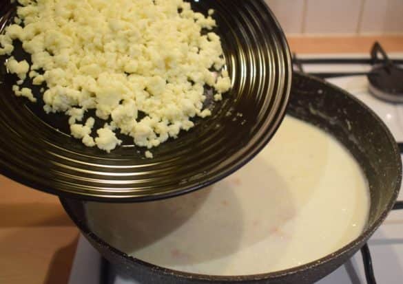 এ বার আগে থেকে তৈরি করে রাখা মাখা ও গুঁড়ো ছানা অল্প অল্প করে ঘন দুধের মধ্যে যোগ করুন। তার পরে আর খুব বেশি নাড়বেন না। হালকা হাতে মিশিয়ে দিন। বেশি নাড়লে ছানা ভেঙে গিয়ে দুধে পুরোপুরি মিশে যেতে পারে।