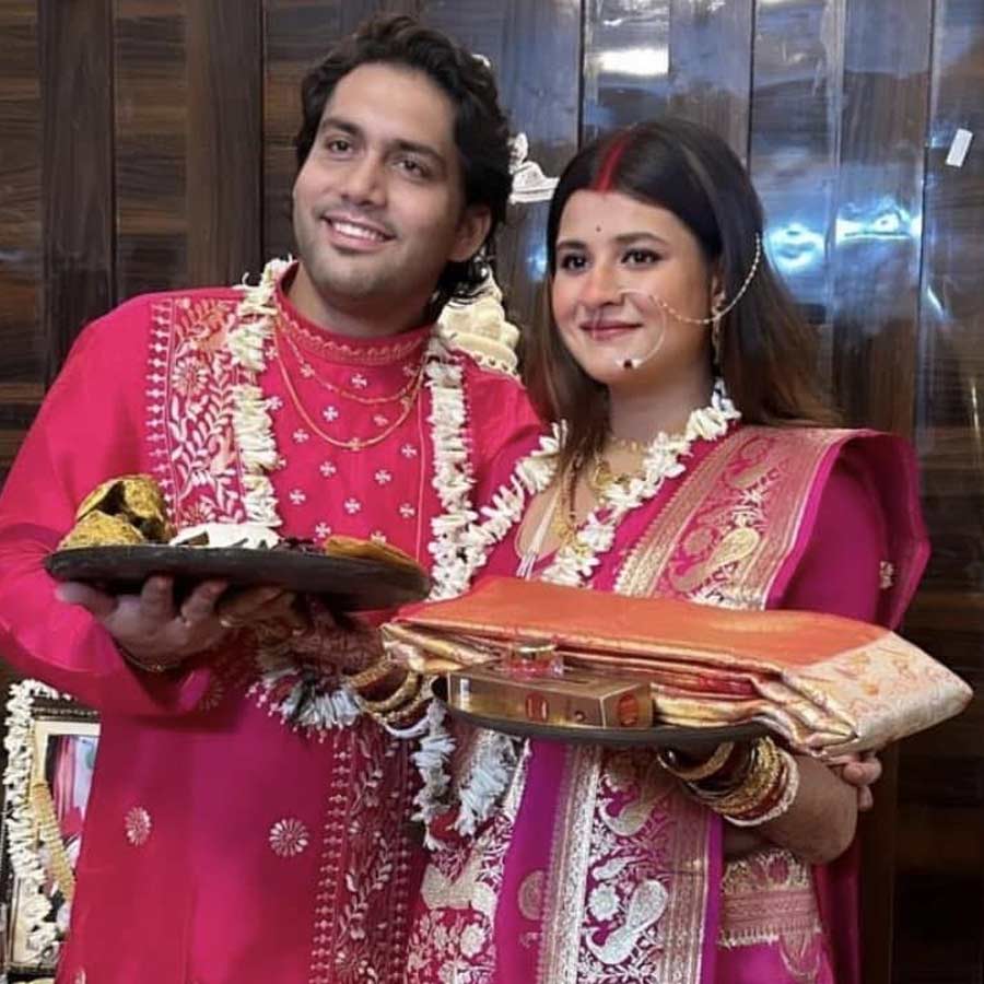 Actress Rupsha Chatterjee celebrates first anniversary with husband Sayandeep dgtl