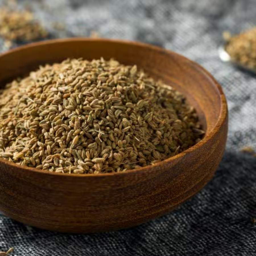 নিমকি বানাতে কী কী লাগবে সেটাই আগে জেনে নেওয়া যাক। নিমকির উপকরণ: ময়দা, জোয়ান, কালো জিরে, নুন, সাদা তেল। হ্যাঁ, এই সামান্য উপকরণেই হয়ে যাবে মুচমুচে নিমকি তৈরি। 