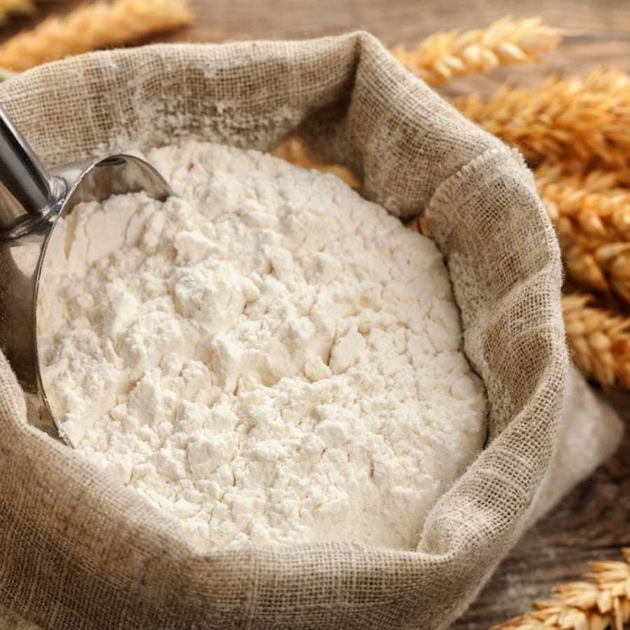 এ বার নিমকি বানানোর জন্য সবার আগে একটি পাত্রে ময়দা নিন। ৪০০ থেকে ৫০০ গ্রাম ময়দা নিলেই হবে। 