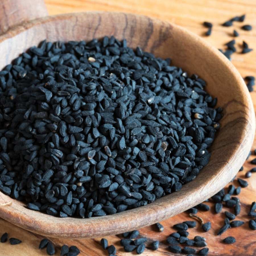 তাতে যোগ করুন এক চামচ জোয়ান, এক চামচ কালো জিরে, স্বাদমতো নুন। 