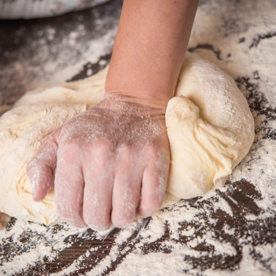 এ বার সাদা তেল দিয়ে এটা মাখুন। দলা দলা মতো হয়ে আসলে প্রয়োজন মতো জল দিয়ে ময়দা মেখে ফেলুন। 