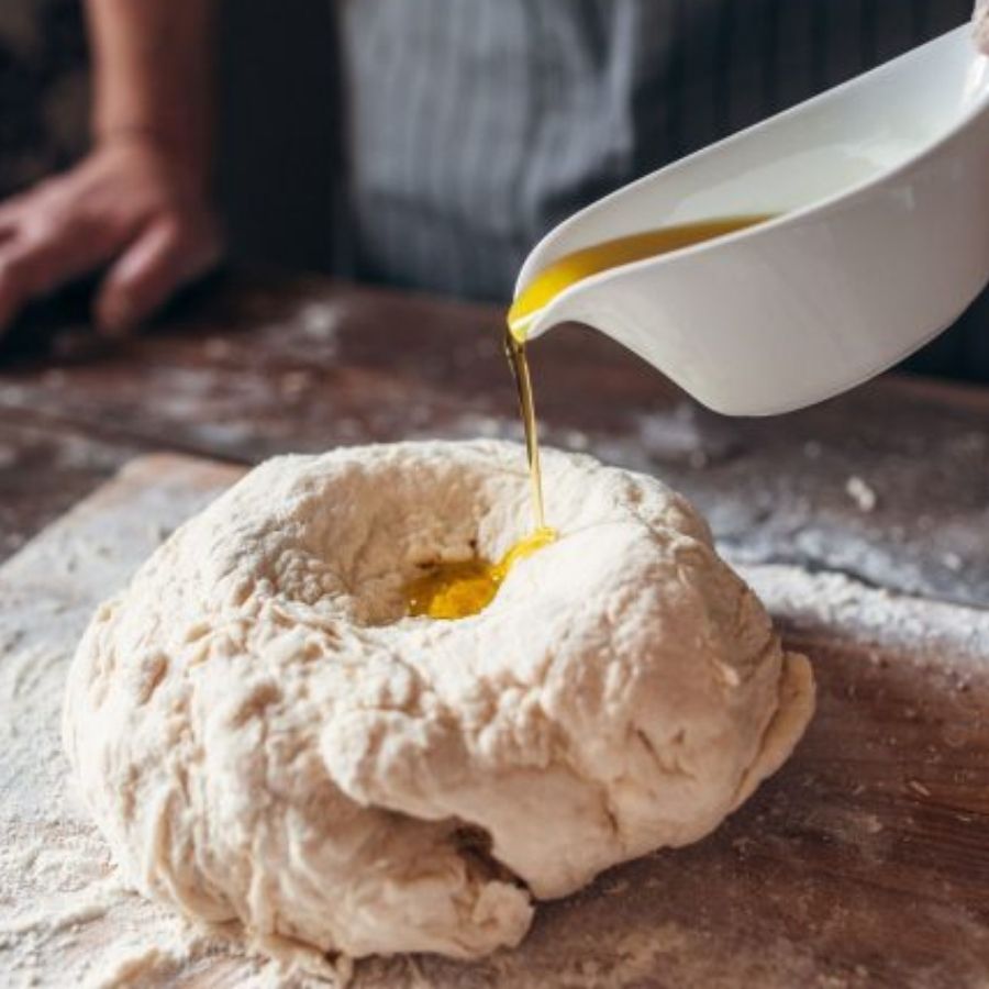 ময়দা মাখা হলে উপর দিয়ে আরও ৩-৪ ফোঁটা তেল মাখিয়ে অন্তত মিনিট ১৫ এর জন্য সরিয়ে রাখুন। 