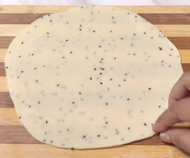 এর পর বড় বড় লেছি কেটে পাতলা করে বেলে নিন। 