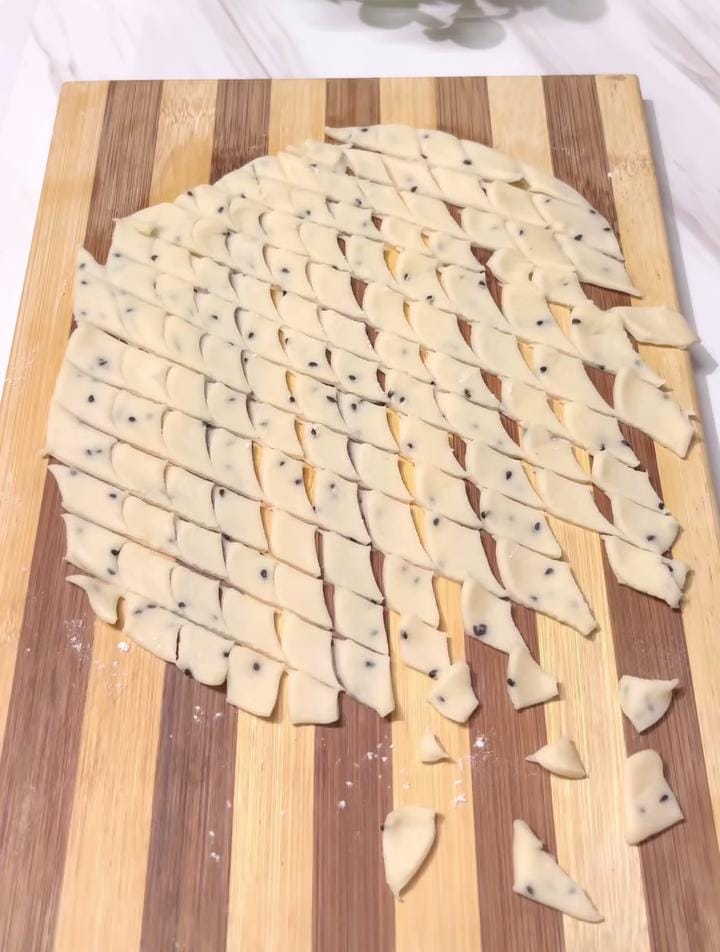 তার পর ছুরি দিয়ে এটিকে নিমকির আকারে অর্থাৎ বরফি আকারে কেটে নিন। 