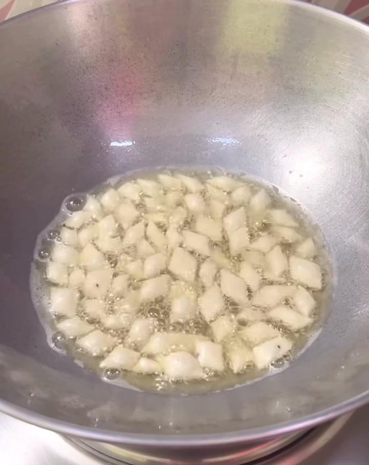 ব্যস, প্রায় হয়েই এসেছে। এ বার খালি ওভেনে একটি কড়াই বসান। তাতে দিয়ে নিন সাদা তেল। ডুবো তেলে ভাজা হবে, সেই মতো তেল দেবেন। 