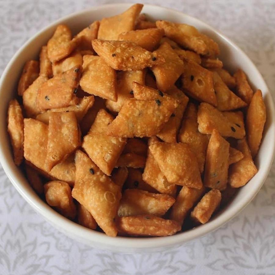 এ বার তেল গরম হলে তাতে নিমকিগুলি ছেড়ে দিন। ভাল করে ভেজে কৌটোতে ভরে রাখুন। অতিথি এলে এই ঘরে বানানো নিমকি দিয়েই আপ্যায়ন সারুন। ( ‘আনন্দ উৎসব ২০২৫’-এর সাফল্যের নেপথ্যে রয়েছেন একাধিক সহযোগী। প্রেজ়েন্টিং পার্টনার ‘মারুতি সুজ়ুকি অ্যারেনা’। অন্যান্য সহযোগীরা হলেন ওয়েডিং পার্টনার ‘এবিপি ওয়ানস্টপ ওয়েডিং’, ফ্যাশন পার্টনার ‘কসমো বাজ়ার’, নলেজ পার্টনার ‘টেকনো ইন্ডিয়া ইউনিভার্সিটি’, ব্যাঙ্কিং পার্টনার ‘ইউনিয়ন ব্যাঙ্ক অফ ইন্ডিয়া’, কমফোর্ট পার্টনার ‘কার্লন’)। ( এই প্রতিবেদনটি ‘আনন্দ উৎসব’ ফিচারের একটি অংশ)।