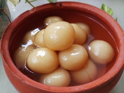 মিষ্টি খেয়েই ব্রাশ নয়:   অ্যাসিডিক বা মিষ্টি খাবার খাওয়ার কমপক্ষে ৩০ মিনিট পর দাঁত ব্রাশ করুন। কারণ মিষ্টি খাওয়ার ঠিক পরেই দাঁতের এনামেল কিছুটা নরম থাকে। তখন ব্রাশ করলে এনামেলের ক্ষতি হতে পারে। ৩০ মিনিট অপেক্ষা করলে মুখের ভিতরের লালা স্বাভাবিক ভাবে অ্যাসিডের মাত্রা নিয়ন্ত্রণে আনে।