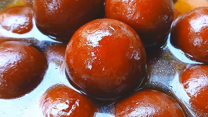 আঠালো মিষ্টি এড়িয়ে চলুন:   চিটচিটে বা আঠালো মিষ্টি (যেমন- রসগোল্লা, সন্দেশ) দাঁতে বেশি ক্ষণ লেগে থাকে, যা ক্ষতির কারণ হতে পারে। তাই, এগুলি যদি খেতেই হয়, তা হলে খাবার খাওয়ার নির্দিষ্ট সময় পর মুখ ভাল ভাবে পরিষ্কার করুন। এ ছাড়াও, কম চিনিযুক্ত বা সুগার-ফ্রি মিষ্টির দিকে নজর দিতে পারেন।