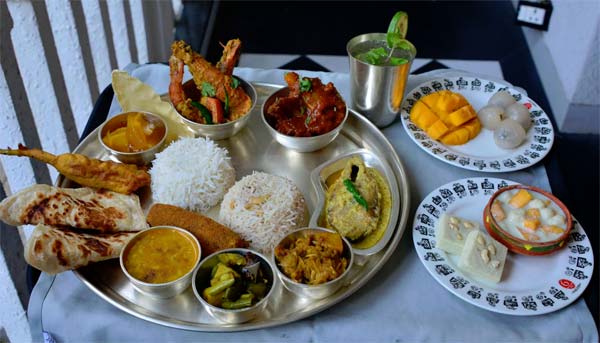 স্ন্যাকিং নয়, মিল-টাইম: সারা দিন অল্প অল্প করে মিষ্টি না খেয়ে, খাবারের মূল সময়ের সঙ্গে মিষ্টি খান। লালা খাবার খাওয়ার সময় বেশি পরিমাণে তৈরি হয়, যা মিষ্টির ক্ষতিকারক প্রভাব কমাতে সাহায্য করে। বার বার অল্প অল্প মিষ্টি খেলে দাঁত দীর্ঘ সময় চিনির সংস্পর্শে থাকে, যা ডেন্টাল ক্ষয় ত্বরান্বিত করে।