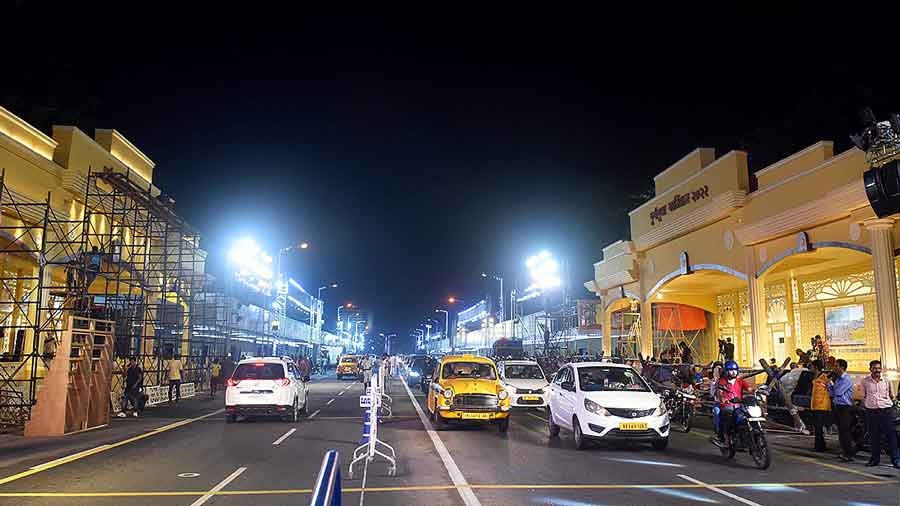 পুলিশি নিরাপত্তার পাশাপাশি শহরের বেশ কিছু রাস্তায় বন্ধ-ও হয়ে যাবে গাড়ি চলাচল। 