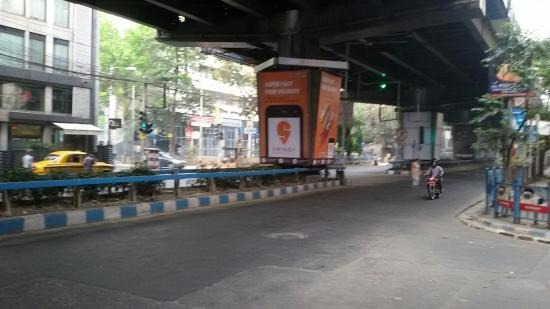 এজেসি বোস রোডে এক্সাইড ক্রসিং থেকে হেস্টিংস ক্রসিং, লাভার্স লেন, নিউ রোড এবং রেড রোডে বেলা ১২টা থেকে দুপুর ৩টে পর্যন্ত সম্পূর্ণ ভাবে বন্ধ থাকবে পণ্যবাহী গাড়ি চলাচল।