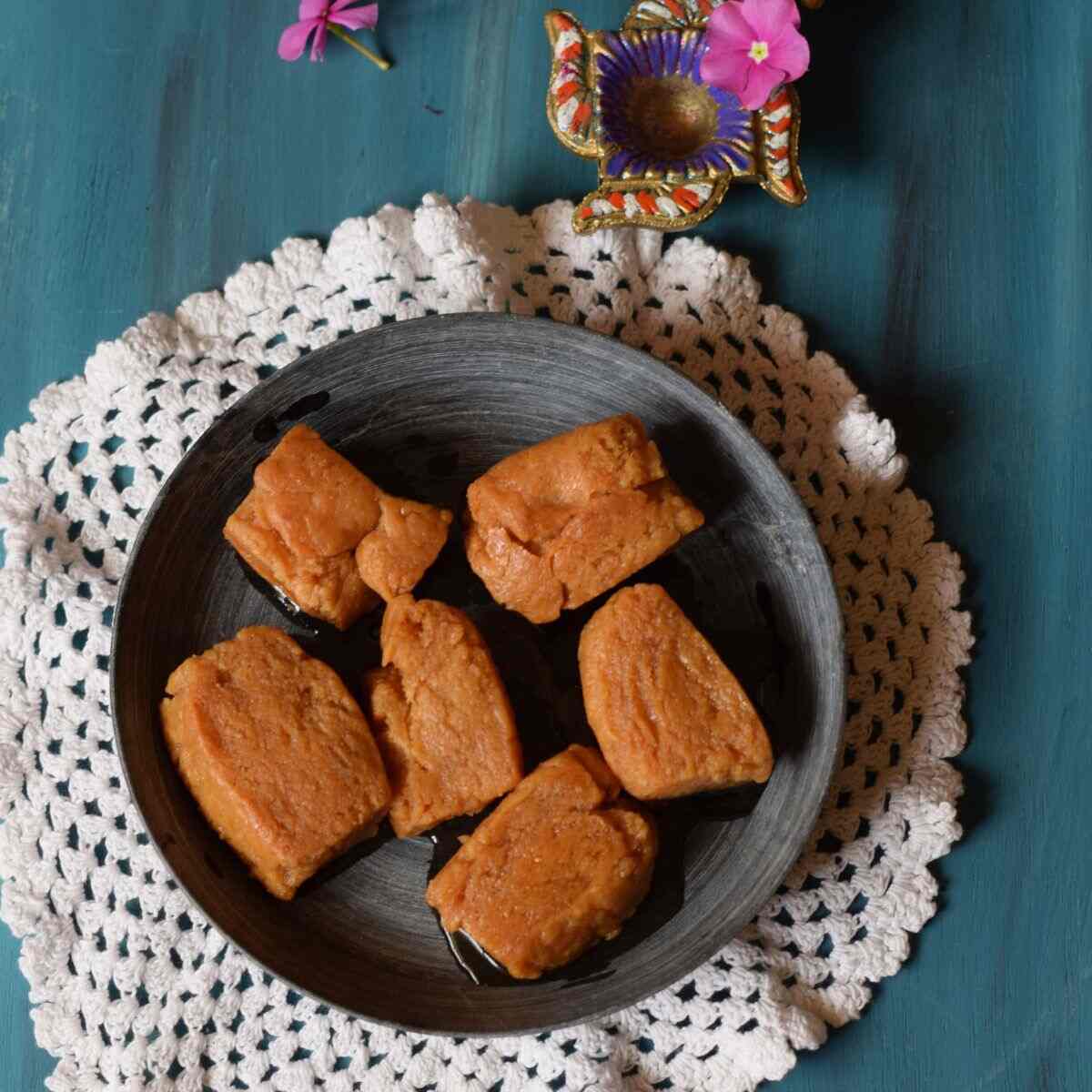 বাড়িতেই মিষ্টি গজা তৈরি করার জন্য চাই - ময়দা: ২ কাপ (২৫০ গ্রাম), ঘি বা তেল (ময়ান দেওয়ার জন্য): ৪ টেবিল চামচ, বেকিং সোডা: ১/৪ চা চামচ (ঐচ্ছিক), জল: পরিমাণ মতো (ঠান্ডা জল হলে ভাল)। এ ছাড়াও চিনির সিরা বা রস তৈরির জন্য লাগবে - চিনি: ২ কাপ, জল: ১ কাপ, ছোট এলাচ গুঁড়ো: ১/২ চা চামচ (গন্ধ ও স্বাদের জন্য)। 