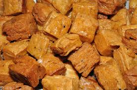 প্রথমেই একটি পাত্রে ময়দা এবং বেকিং সোডা নিয়ে ভাল ভাবে মেশান। এ বার এতে ৪ টেবিল চামচ ঘি বা তেল দিয়ে আলতো হাতে মিশিয়ে নিন। এমন ভাবে মেশাতে হবে যেন মিশ্রণটি হাতে নিয়ে মুঠো করলে দলা পাকিয়ে যায়। এটিই গজা মুচমুচে হওয়ার মূল রহস্য।