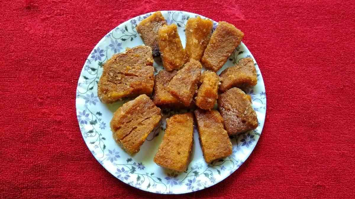 ৩০ মিনিট পর ময়দার মণ্ডটিকে আরও এক বার ভাল করে মেখে নিন। এবার তাকে মোটা করে লুচির মতো বেলে নিন। এ বার এই বেলা রুটিটিকে চার বা ছয় ভাঁজ করুন। ভাঁজ করা অংশটি আবার বেলে নিন। এভাবে কমপক্ষে ৩ বার ভাঁজ করে বেলার প্রক্রিয়াটি পুনরাবৃত্তি করুন। এই পদ্ধতিতেই গজার ভেতরে নিখুঁত স্তর তৈরি হবে।