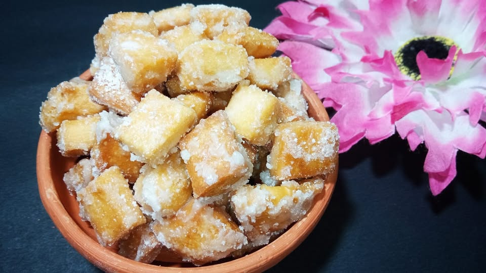 ৩ বার ভাঁজ করার পরে মণ্ডটিকে প্রায় আধ ইঞ্চি পুরু একটি বড় রুটির মতো বেলে নিন। এ বার ছুরি দিয়ে লম্বা লম্বা বা ছোট চৌকো আকৃতিতে গজা কেটে নিন। গজাগুলি খুব বেশি পাতলা করে কাটবেন না, কারণ তেলে ভাজার সময়ে এরা কিছুটা ফুলবে।