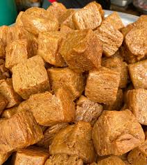 এ বার অন্য একটি পাত্রে চিনি ও জল নিয়ে মাঝারি আঁচে বসান ও সিরা তৈরি করুন। চিনি গলে যাওয়ার পরে সিরাটি ফুটতে দিন। সিরা ঘন ও চটচটে হলে এলাচ গুঁড়ো মিশিয়ে আঁচ বন্ধ করে দিন। গজার সিরা এমন হওয়া উচিত যাতে তা ঝরে না গিয়ে গজার গায়ে জমে থাকে।