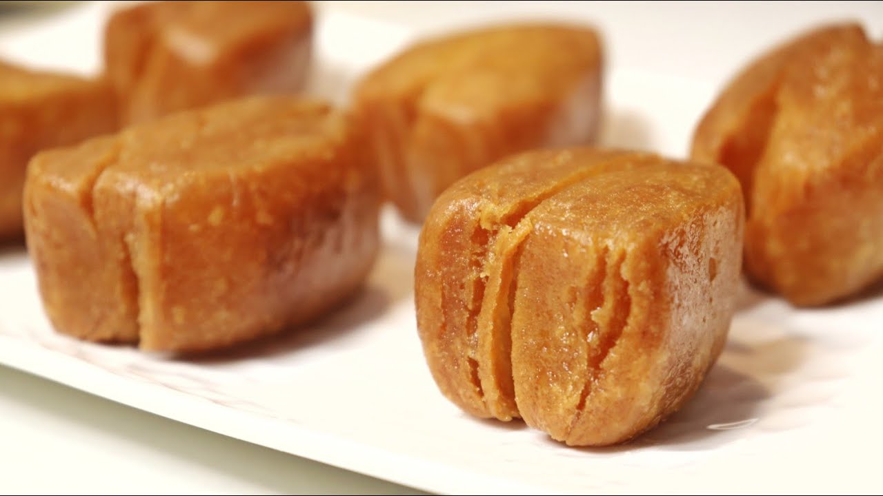 অন্য দিকে, একটি কড়ায় ডুবো তেলে গজা ভাজার জন্য পর্যাপ্ত পরিমাণে তেল নিয়ে একেবারে কম আঁচে বসান। তেল হালকা গরম হলে গজার টুকরোগুলি সাবধানে তেলে ছেড়ে দিন। মনে রাখবেন, তেল খুব গরম হলে গজা বাইরের দিক থেকে তাড়াতাড়ি লাল হয়ে যাবে, কিন্তু ভিতরে কাঁচা থাকবে।