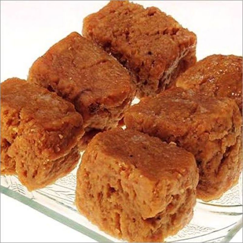 গজাগুলিকে কম আঁচে ধীরে ধীরে ভাজতে থাকুন। গজাগুলি যখন হালকা ফুলে উঠবে এবং তেলের উপরে ভেসে উঠবে, তখন সাবধানে সেগুলিকে উল্টে দিন। সোনালি হওয়া পর্যন্ত ভাজতে থাকুন। মুচমুচে করার জন্য ধৈর্য ধরে কম আঁচে ভাজা খুবই জরুরি। গজা সোনালি হলে তেল থেকে তুলে কিচেন টিস্যুর উপরে রাখুন।