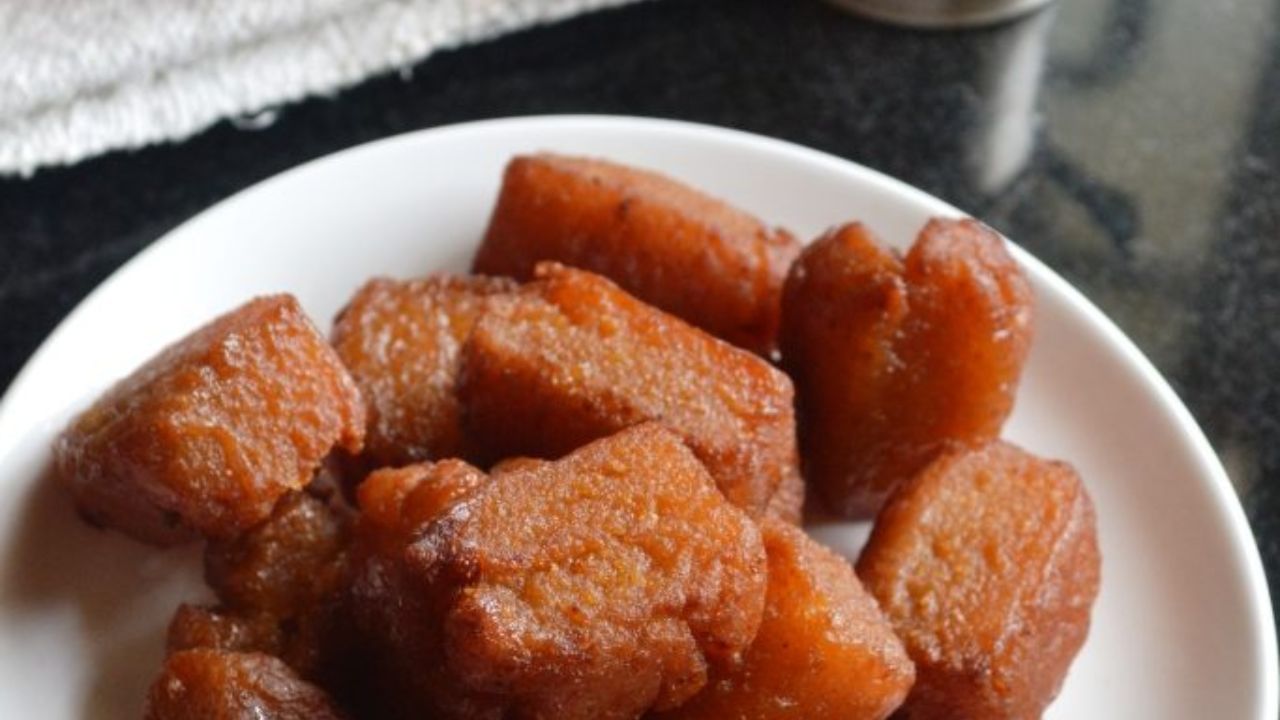 তেল থেকে তোলা গরম গজাগুলিকে দ্রুত উষ্ণ চিনির সিরায় (চাশনিতে) ডুবিয়ে দিন। একটি চামচ দিয়ে গজাগুলিকে সিরায় কিছুক্ষণ উল্টে পাল্টে দিন, যাতে সিরার আবরণ ভাল ভাবে গজার গায়ে লেগে যায়। প্রায় ৫ থেকে ৭ মিনিট সিরায় ডুবিয়ে রাখার পরে গজাগুলি তুলে একটি প্লেটে রাখুন।