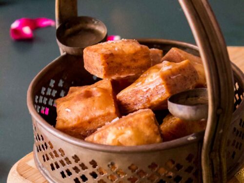 সিরা থেকে তোলার পর গজাগুলিকে একটি শুকনো প্লেটে কয়েক ঘণ্টা বা সারা রাত রেখে দিন। এতে চিনির সিরা শুকিয়ে গজার গায়ে সাদা চিনির আস্তরণ তৈরি হবে, যা দেখতে এবং খেতে ভাল লাগবে। সম্পূর্ণ শুকনো গজাগুলি এয়ারটাইট কন্টেনারে ভরে রাখুন। ঘরে তৈরি এই গজা প্রায় ১৫-২০ দিন পর্যন্ত মুচমুচে থাকবে। বিজয়ার দিনে আত্মীয়-বন্ধুরা এলে গরম কফি বা চা-এর সঙ্গে এই মুচমুচে গজা পরিবেশন করে 'শুভ বিজয়া'র শুভেচ্ছা বিনিময় করুন। (‘আনন্দ উৎসব ২০২৫’-এর সাফল্যের নেপথ্যে রয়েছেন একাধিক সহযোগী। প্রেজ়েন্টিং পার্টনার ‘মারুতি সুজ়ুকি অ্যারেনা’। অন্যান্য সহযোগীরা হলেন ওয়েডিং পার্টনার ‘এবিপি ওয়ানস্টপ ওয়েডিং’, ফ্যাশন পার্টনার ‘কসমো বাজ়ার’, নলেজ পার্টনার ‘টেকনো ইন্ডিয়া ইউনিভার্সিটি’, ব্যাঙ্কিং পার্টনার ‘ইউনিয়ন ব্যাঙ্ক অফ ইন্ডিয়া’, কমফোর্ট পার্টনার ‘কার্লন’।)  (এই প্রতিবেদনটি ‘আনন্দ উৎসব’ ফিচারের একটি অংশ।)