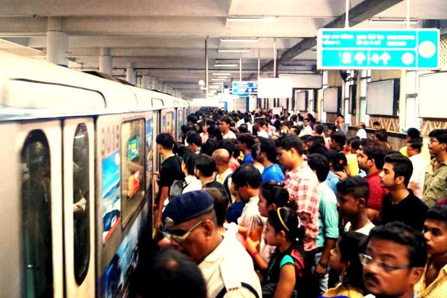 ভিড় হলেও পুজোর মধ্যে মেট্রোর কোনও লাইনেই বিশেষ বিভ্রান্তির খবর পাওয়া যায়নি। 