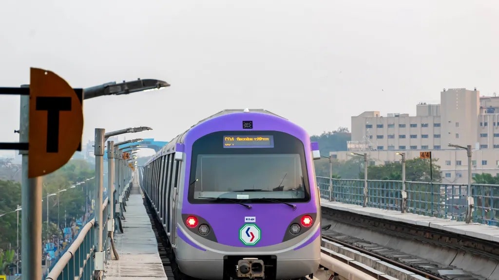 এ বার যাত্রীদের সুবিধার্থে পুজো কার্নিভালের দিনেও বড় ঘোষণা কলকাতা মেট্রোর তরফে। 