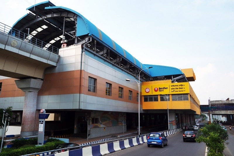 সল্টলেক সেক্টর ফাইভ থেকে হাওড়া ময়দান লাইনে রাত ১০.২০ মিনিটে, ১০.৪০ মিনিটে এবং ১১.০০টায় বিশেষ মেট্রো চলবে। 