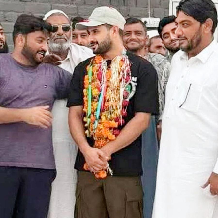 ফারহানকে (মাঝে) সংবর্ধনার সেই ছবি।