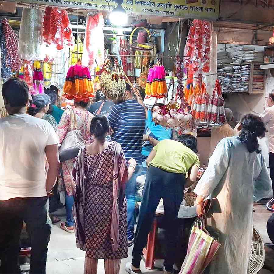 Prices of flowers and vegetables have increased on the occasion of Lakshmi Puja