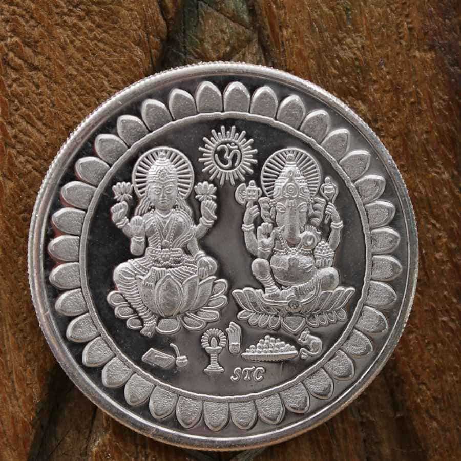 লক্ষ্মী গণেশের মূর্তি আছে এমন রুপোর কয়েন কিনে সেটা কোজাগরী লক্ষ্মীপুজোর দিন পুজো করিয়ে ব্যাগে রাখা খুবই ভাল। 